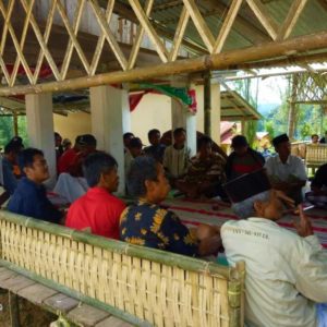 Polsek Tondon dan Polsek Sa'dan Hadiri Pertemuan Dua Dusun Bahas Batas Wilayah