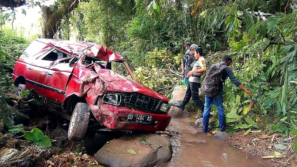 Bhabinkamtibmas Bantu Korban Kecelakaan Mudik di Mengkendek