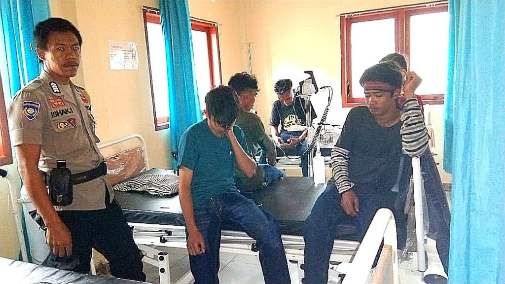 Bhabinkamtibmas Bantu Korban Kecelakaan Mudik di Mengkendek 3 Bhabinkamtibmas Bantu Korban Kecelakaan Mudik di Mengkendek
