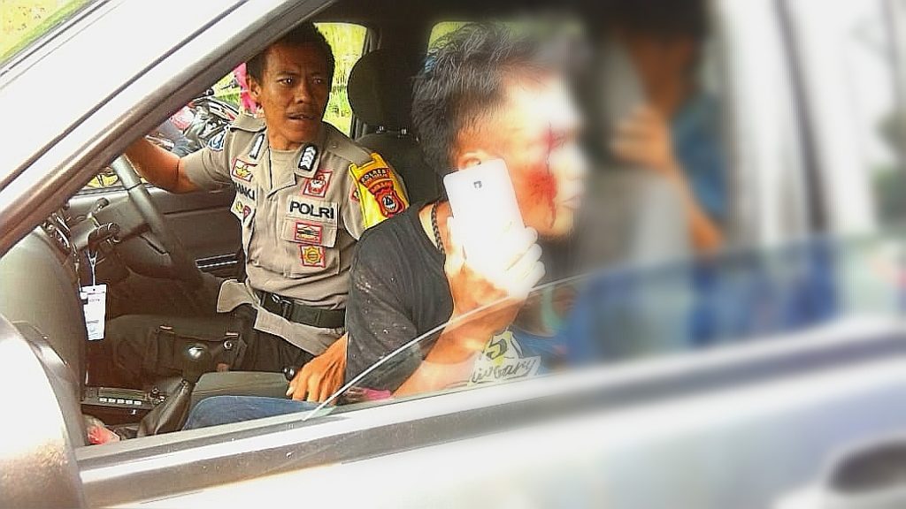 Bhabinkamtibmas Bantu Korban Kecelakaan Mudik di Mengkendek 2 Bhabinkamtibmas Bantu Korban Kecelakaan Mudik di Mengkendek
