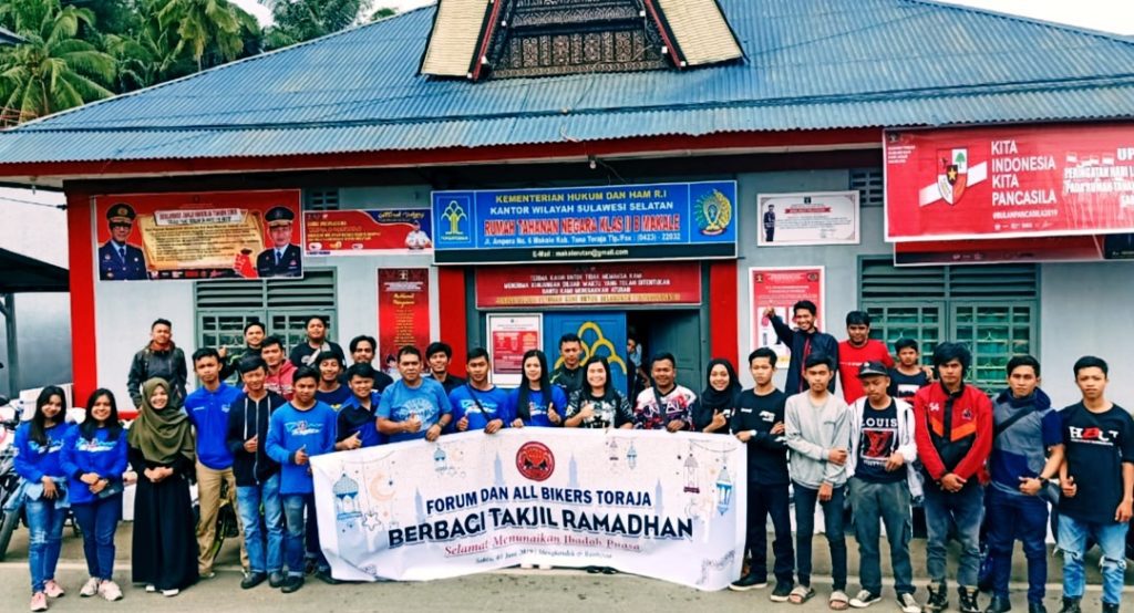 Forum dan All Bikers Toraja Berbagi Takjil
