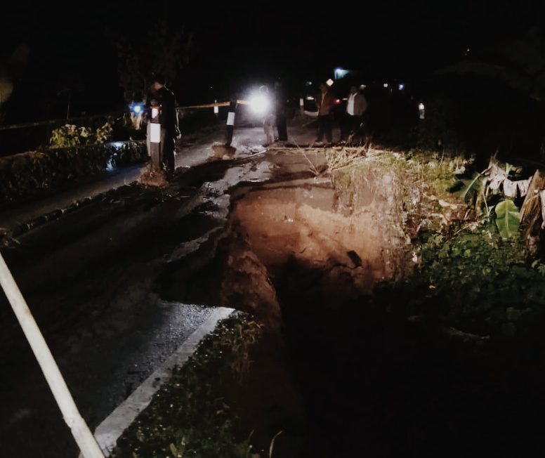 Bupati Kalatiku Tinjau Jembatan Rubuh di Nanggala