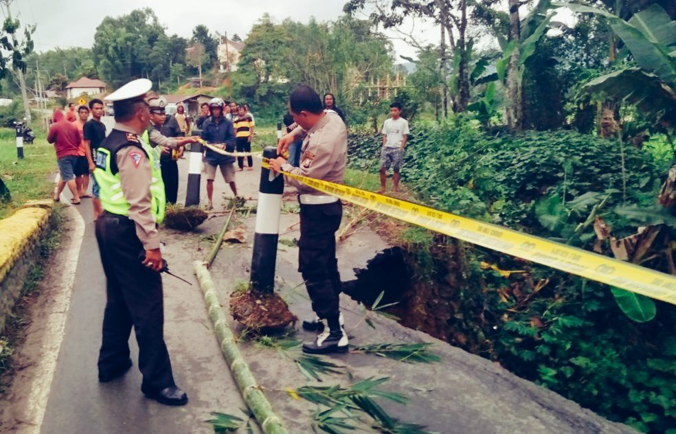 Antisipasi Macet, Polisi Jaga Jembatan Ambruk di Nanggala Hingga Dini Hari
