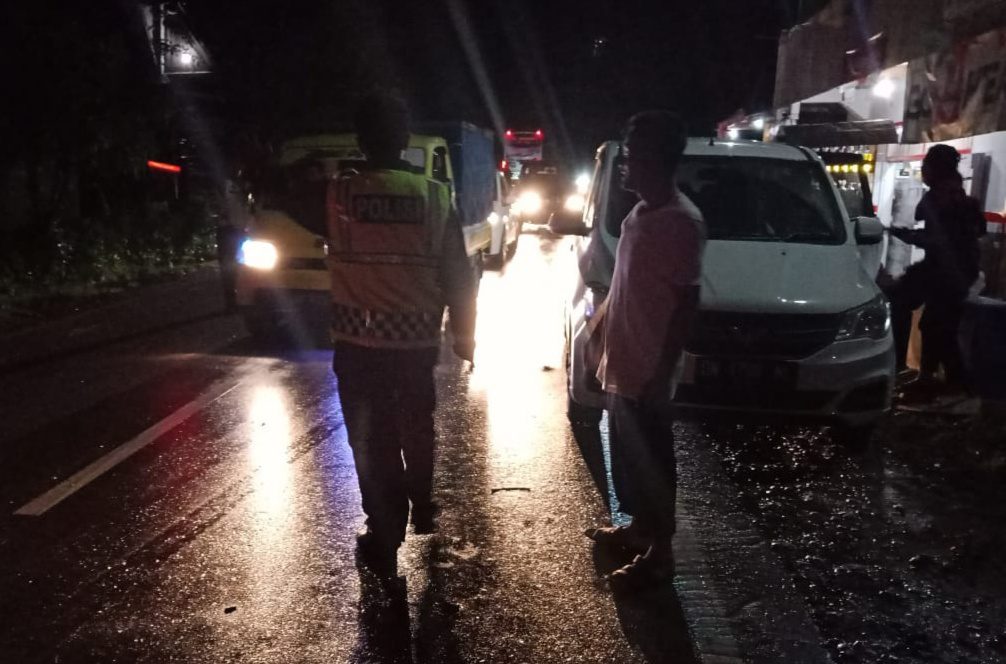 Antisipasi Macet, Polisi Jaga Jembatan Ambruk di Nanggala Hingga Dini Hari 2 Antisipasi Macet, Polisi Jaga Jembatan Ambruk di Nanggala Hingga Dini Hari