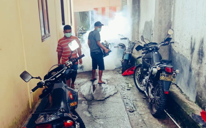 Cegah Penyebaran DBD, Dinkes Lakukan Fogging Di Area Mapolres Tana Toraja