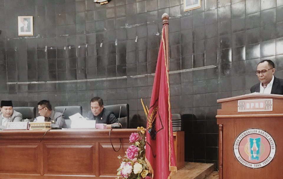 Wakil Bupati Tana Toraja Serahkan Ranperda Pertanggungjawaban APBD 2018