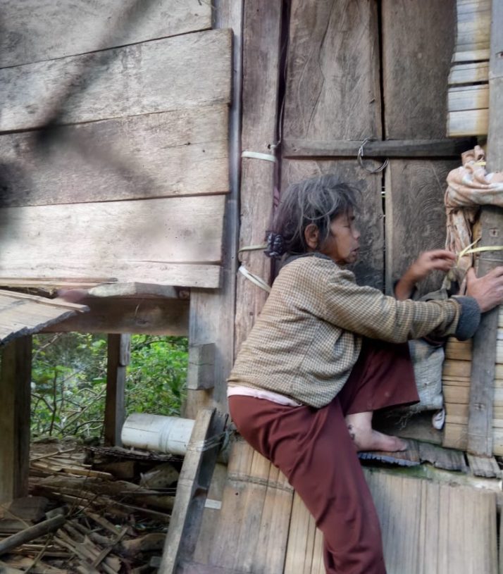 Kisah Nenek Nitti, Hidup Sebatang Kara di Gubuk Tua 1 Kisah Nenek Nitti, Hidup Sebatang Kara di Gubuk Tua