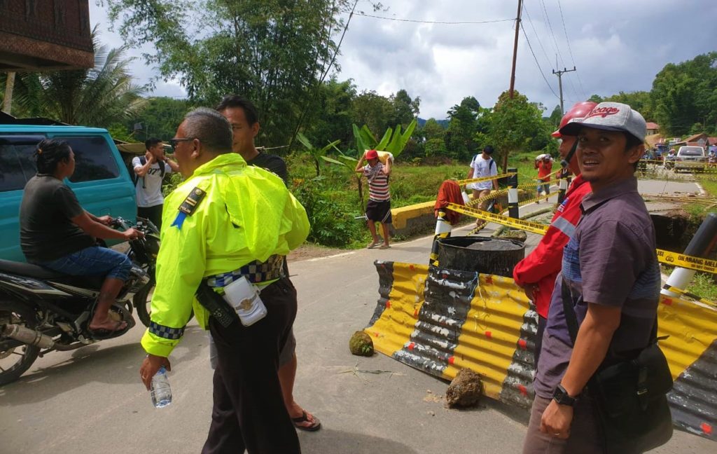 Update Kondisi Jalan Poros Rantepao – Palopo, Satlantas Lakukan Rekayasa Arus Lalu Lintas