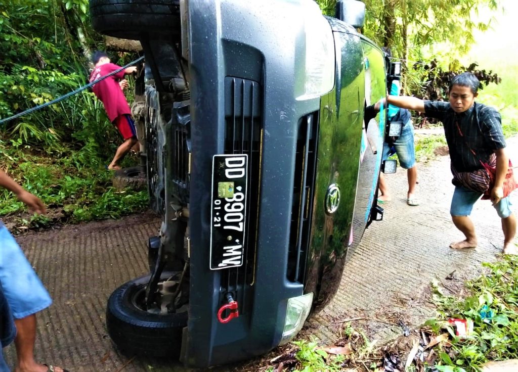 Mobil Pickup Bepenumpang 10 Orang Terbalik di Sangalangi’, Polisi Bantu Evakuasi Korban