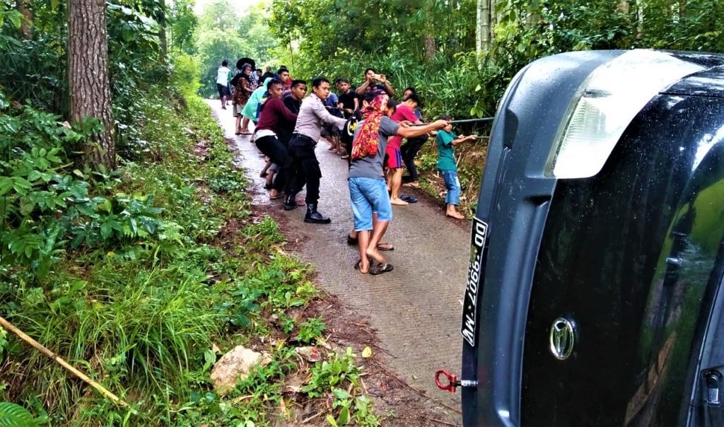 Mobil Pickup Bepenumpang 10 Orang Terbalik di Sangalangi', Polisi Bantu Evakuasi Korban