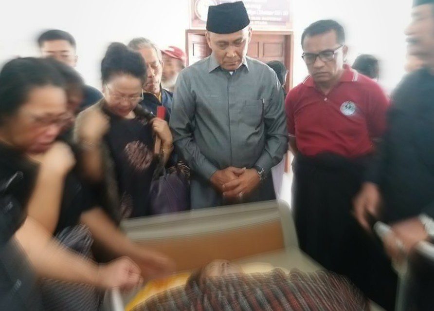 Den Upa Rombelayuk, Salah Satu Pendiri AMAN, Meninggal Dunia 2 Den Upa Rombelayuk, Salah Satu Pendiri AMAN, Meninggal Dunia