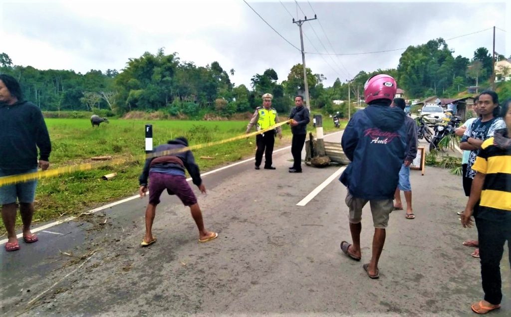 [FOTO] Jembatan Penghubung Toraja Utara-Polopo Ambruk, Polisi Sigap Hingga Dini Hari