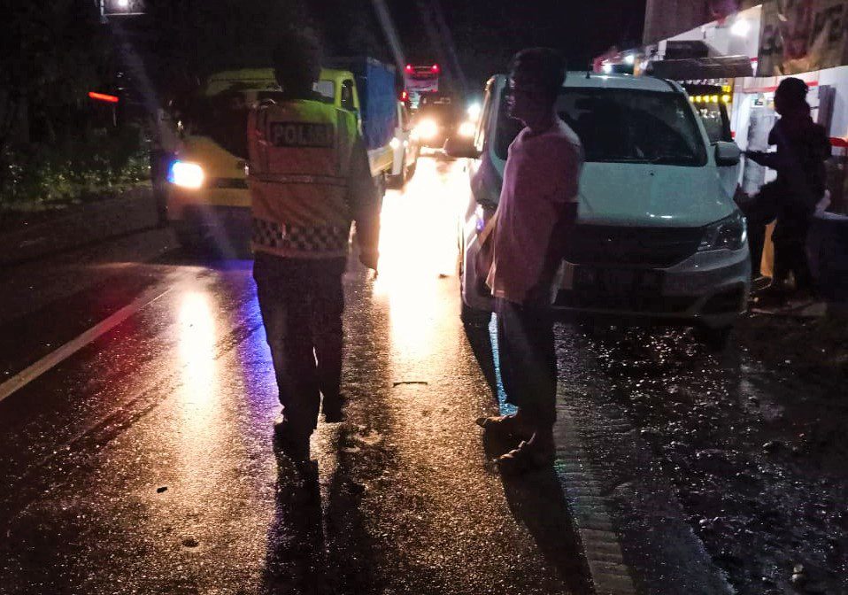 [FOTO] Jembatan Penghubung Toraja Utara-Polopo Ambruk, Polisi Sigap Hingga Dini Hari