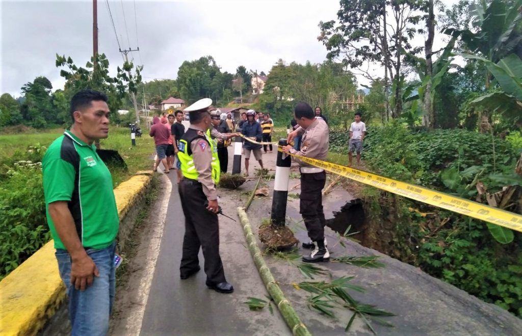 [FOTO] Jembatan Penghubung Toraja Utara-Polopo Ambruk, Polisi Sigap Hingga Dini Hari