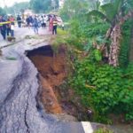 [FOTO] Jembatan Penghubung Toraja Utara-Polopo Ambruk, Polisi Sigap Hingga Dini Hari