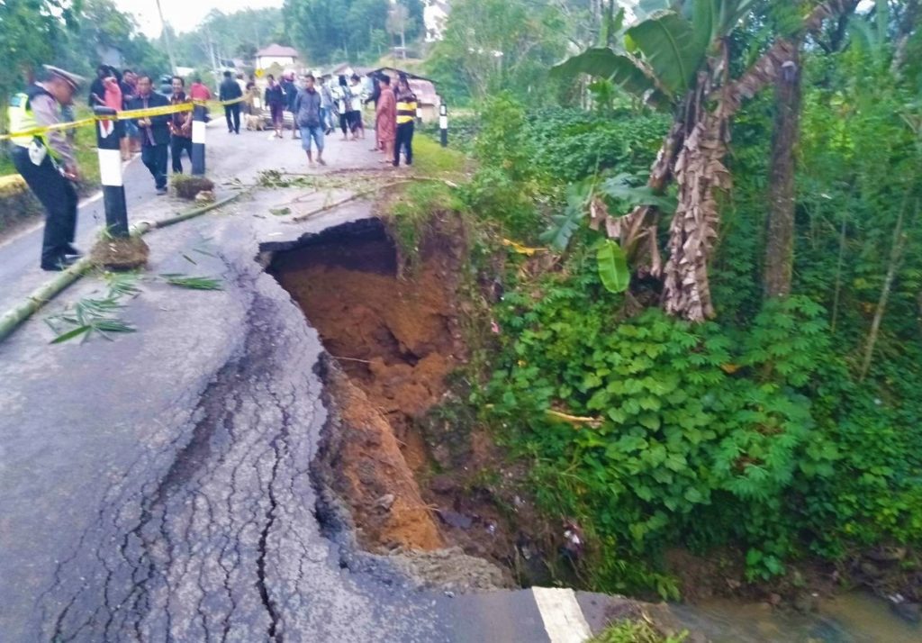 [FOTO] Jembatan Penghubung Toraja Utara-Polopo Ambruk, Polisi Sigap Hingga Dini Hari