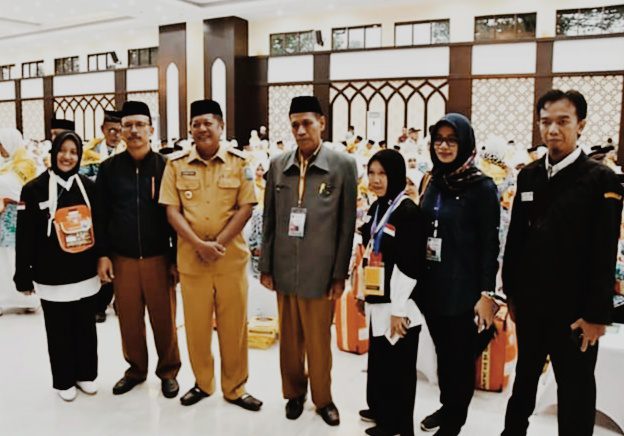Bupati Soppeng Lepas Jamaah Calon Haji Hingga Menuju Bandara 2 Bupati Soppeng Lepas Jamaah Calon Haji Hingga Menuju Bandara