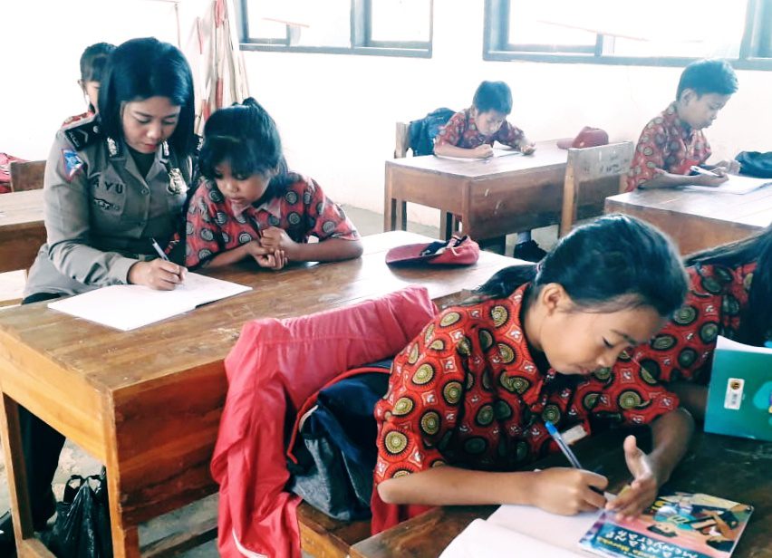 Polwan Mengajar, ‘Police Goes To School’ Sasar Daerah Terpencil