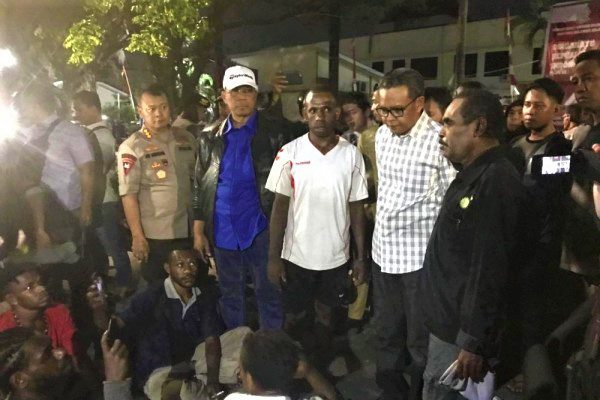 Gubernur Sulsel Akan Menjamin Keamanan Warga dan Mahasiswa Papua di Sulsel 1 Gubernur Sulsel Akan Menjamin Keamanan Warga dan Mahasiswa Papua di Sulsel