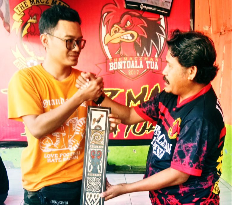“Salam Damai” The Macz Man Zona Tana Toraja Berikan Cinderamata Kepada The Jak