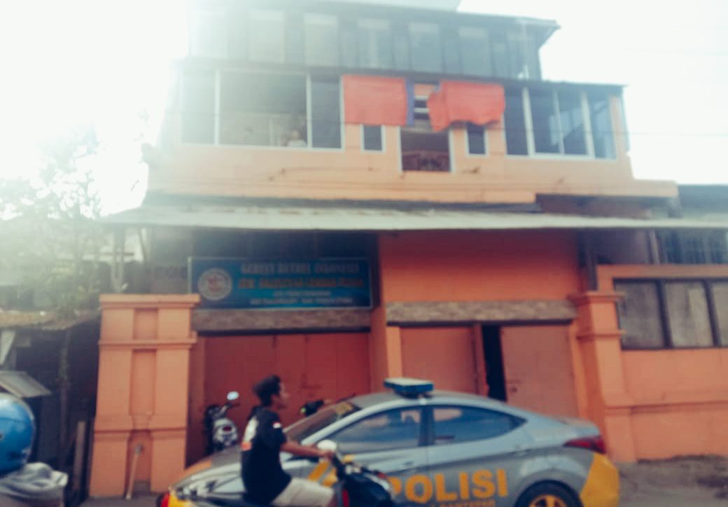 Pasang Rangka Alumunium Pemuda Ini Tersengat Aliran Listrik Tegangan Tinggi