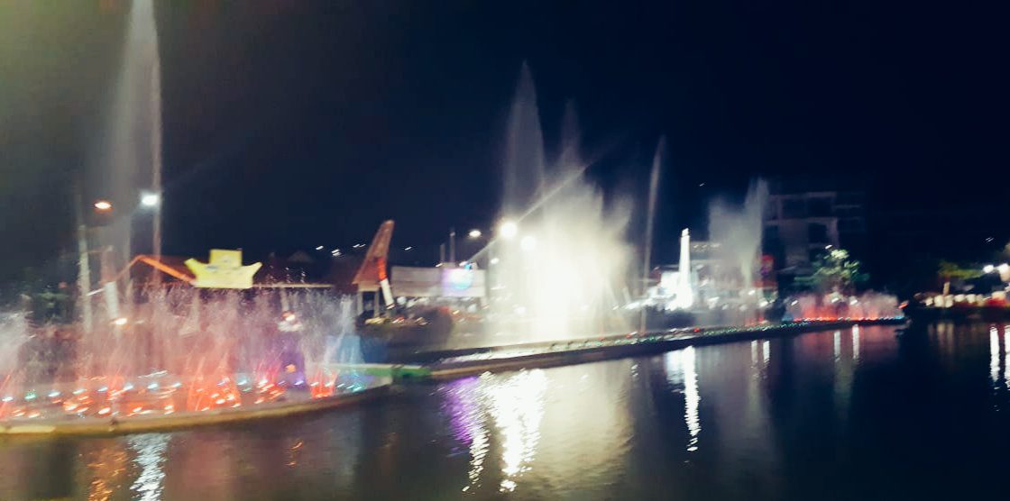 Nikmati Pertunjukan Air Mancur Menari di Kolam Makale, Warga: Semoga Rutin Dinyalakan