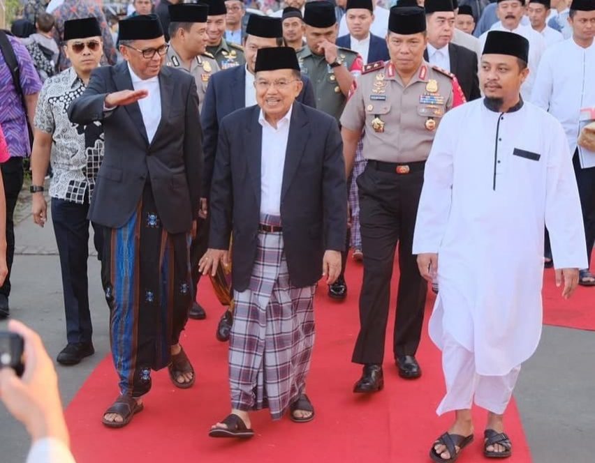 Wapres JK Shalat Idul Adha di Makassar 2 Wapres JK Shalat Idul Adha di Makassar