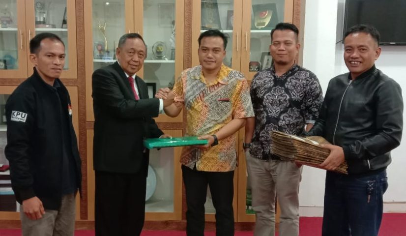 KPU Serahkan 30 Nama Caleg Terpilih Kepada Bupati Toraja Utara