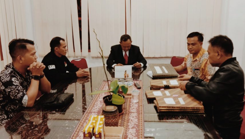 KPU Serahkan 30 Nama Caleg Terpilih Kepada Bupati Toraja Utara 2 KPU Serahkan 30 Nama Caleg Terpilih Kepada Bupati Toraja Utara