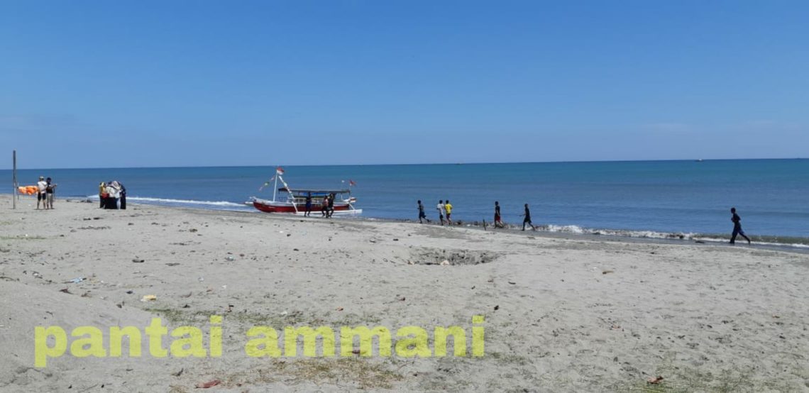 Menikmati Ikan Bakar di Pantai Ammani