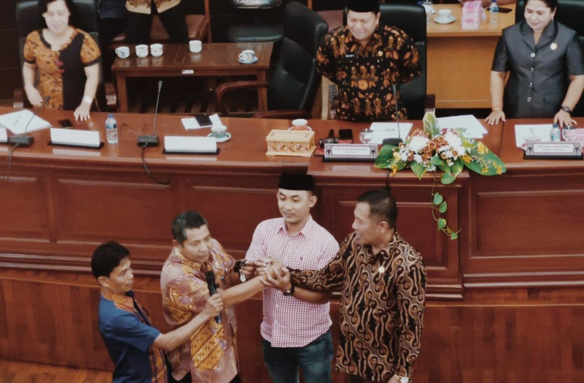 Pimpinan DPRD Tana Toraja Periode 2014-2019 Kembalikan Kendaraan Dinas