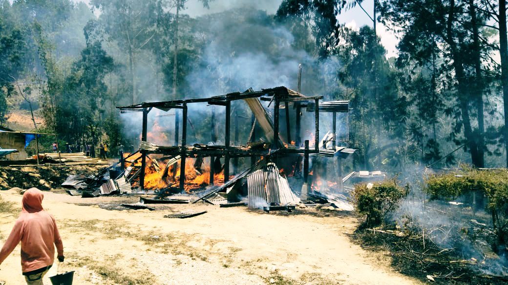 Ditinggal Pemiliknya Satu Rumah di Buntu Tangti Ludes Terbakar 2 Ditinggal Pemiliknya Satu Rumah di Buntu Tangti Ludes Terbakar
