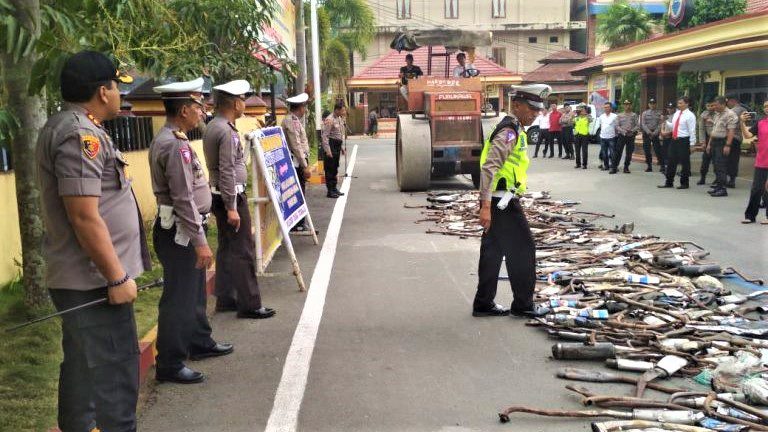 Satlantas Polres Tana Toraja Musnahkan 400 Knalpot Racing Pembuat Kebisingan