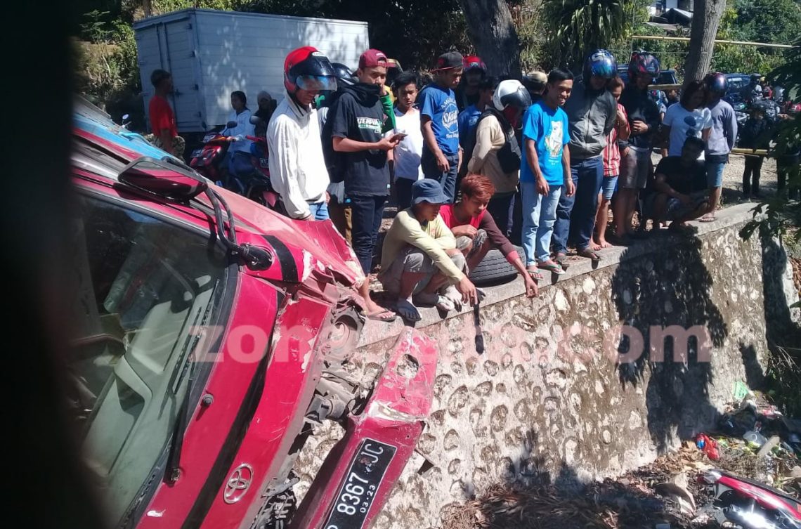 Akibat Ban Lepas, Mobil Truk Tabrak Sebuah Mobil Pick Up dan 2 Motor