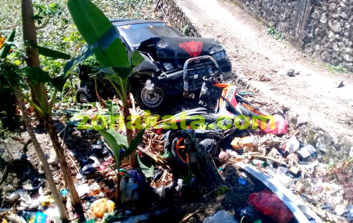 Akibat Ban Lepas, Mobil Truk Tabrak Sebuah Mobil Pick Up dan 2 Motor 2 Akibat Ban Lepas, Mobil Truk Tabrak Sebuah Mobil Pick Up dan 2 Motor