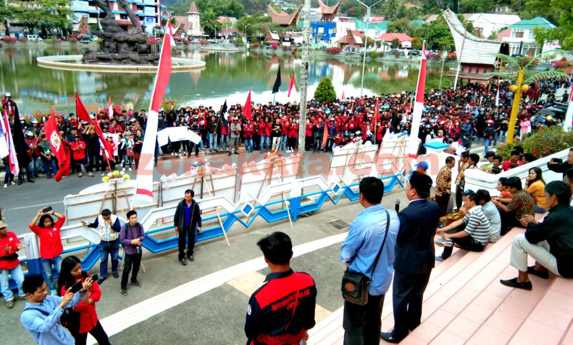 Jelang Pelantikan, Ratusan Mahasiswa dan Pemuda Datangi DPRD Tana Toraja