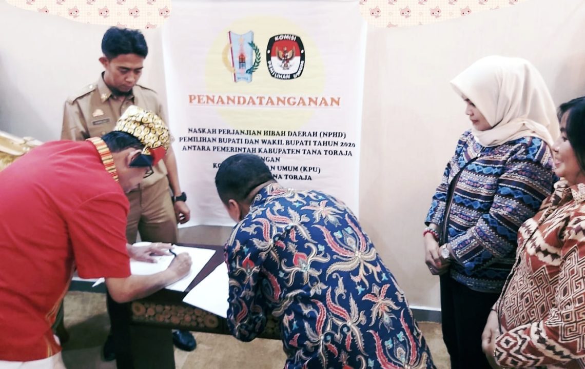 Bupati Tana Toraja Tandatangani Dana Hibah Pilkada Untuk KPU dan Bawaslu