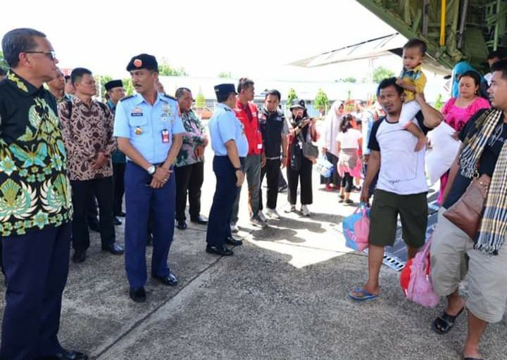 Gubernur Sulsel Temui Pengungsi Wamena di Bandara Lanud