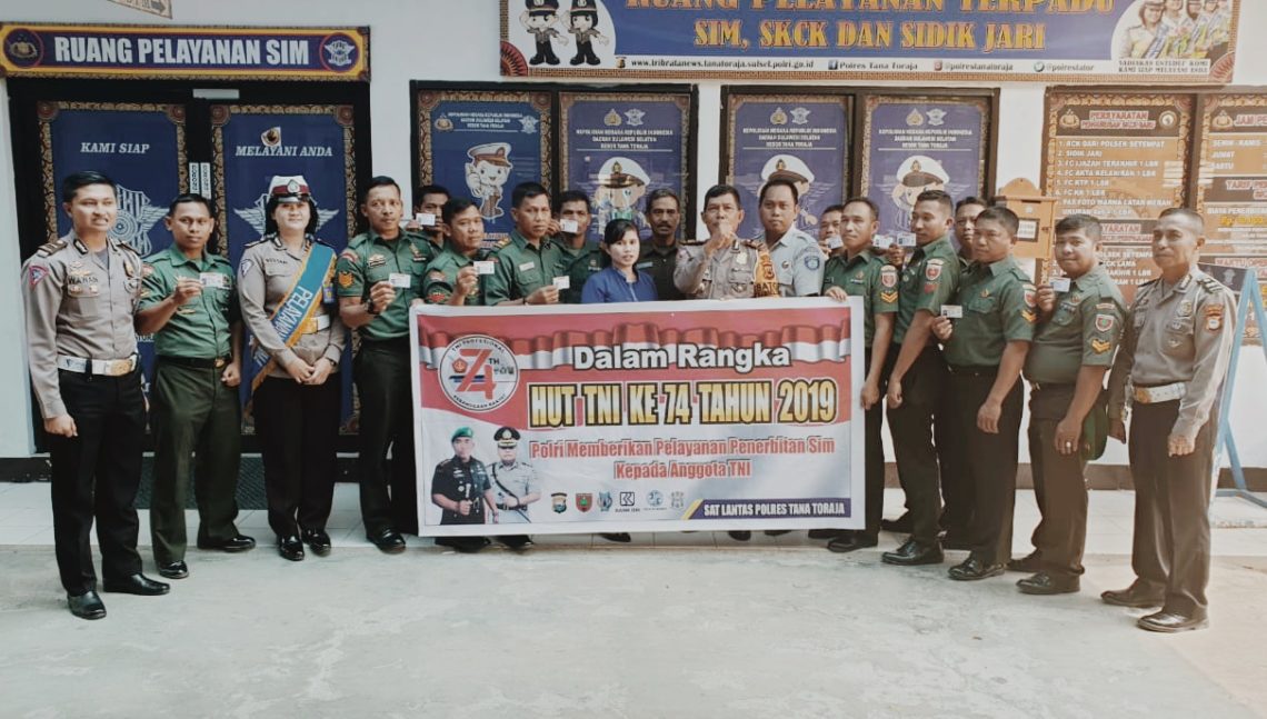 Dirgahayu TNI Ke 74, Polres Tana Toraja Terbitkan 50 SIM Buat Personil TNI 2 Dirgahayu TNI Ke 74, Polres Tana Toraja Terbitkan 50 SIM Buat Personil TNI
