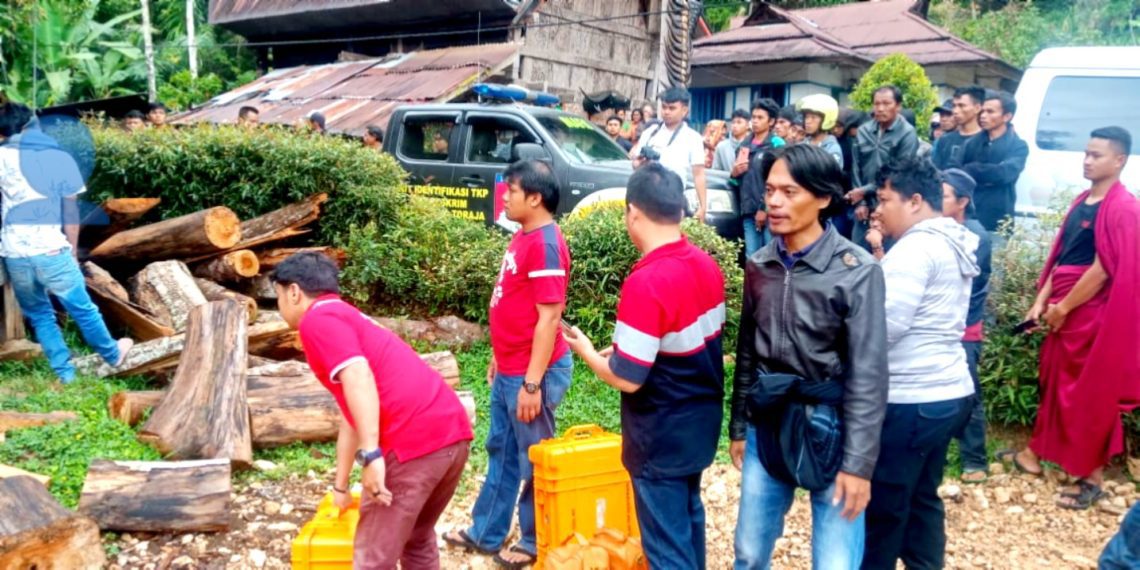 Warga Digegerkan dengan Penemuan Mayat yang Tergantung di Rumah Tongkonan