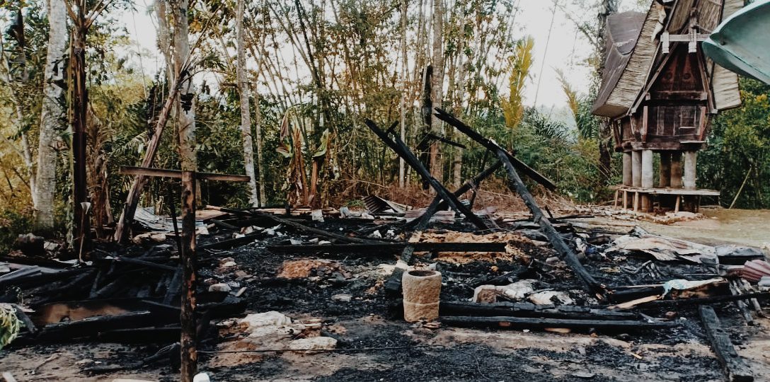 Satu Rumah di Sesean Ludes Dilalap Si Jago Merah 2 Satu Rumah di Sesean Ludes Dilalap Si Jago Merah