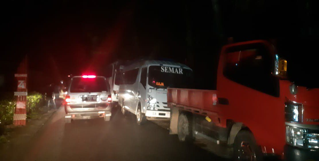 BBM Jenis Solar Langka, Antrian Mobil Truck Jadi Pemadangan Lazim di SPBU Makale
