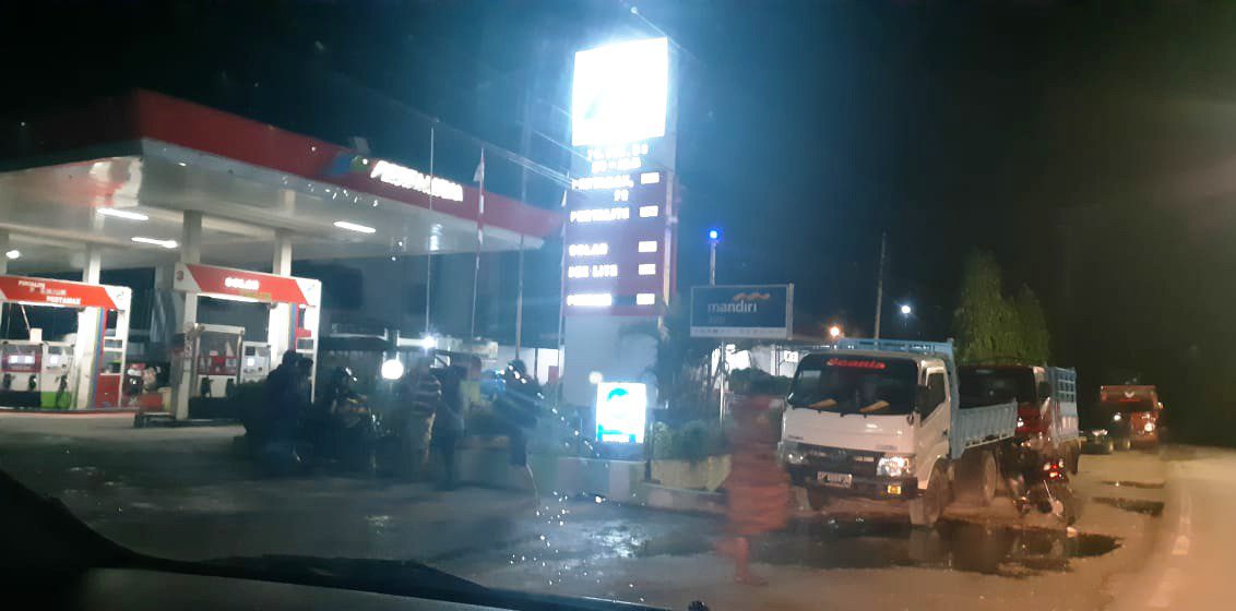 BBM Jenis Solar Langka, Antrian Mobil Truck Jadi Pemadangan Lazim di SPBU Makale
