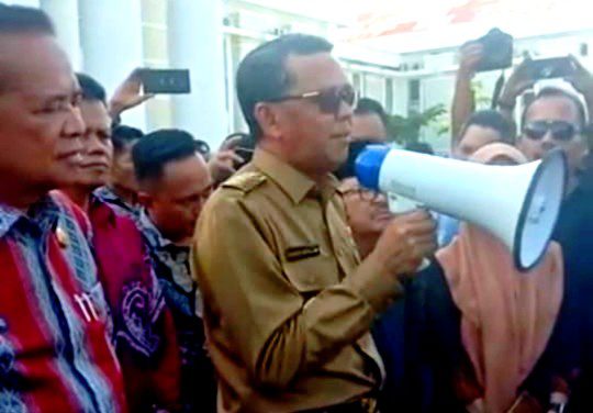 Ditemui Gubernur Nurdin Abdullah, Pengunjuk Rasa Sebut ‘Luwu Tengah’ Harga Mati