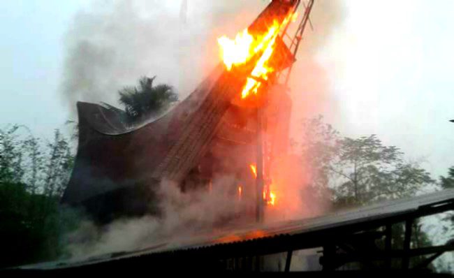 Diduga Tersambar Petir Satu Rumah Tongkonan di Ke’su Terbakar
