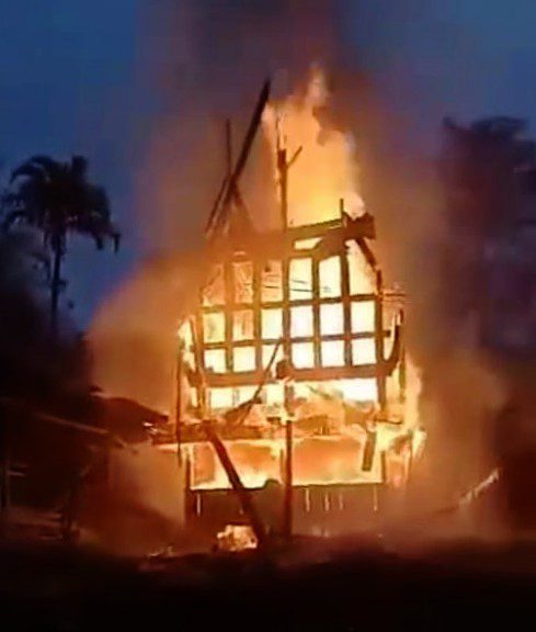 Diduga Tersambar Petir Satu Rumah Tongkonan di Ke'su Terbakar 2 Diduga Tersambar Petir Satu Rumah Tongkonan di Ke'su Terbakar