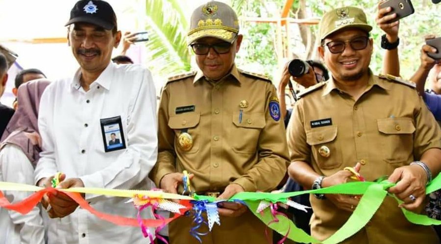 Warga di Pulau Barang Caddi Akhirnya Menikmati Air Siap Minum 2 Warga di Pulau Barang Caddi Akhirnya Menikmati Air Siap Minum
