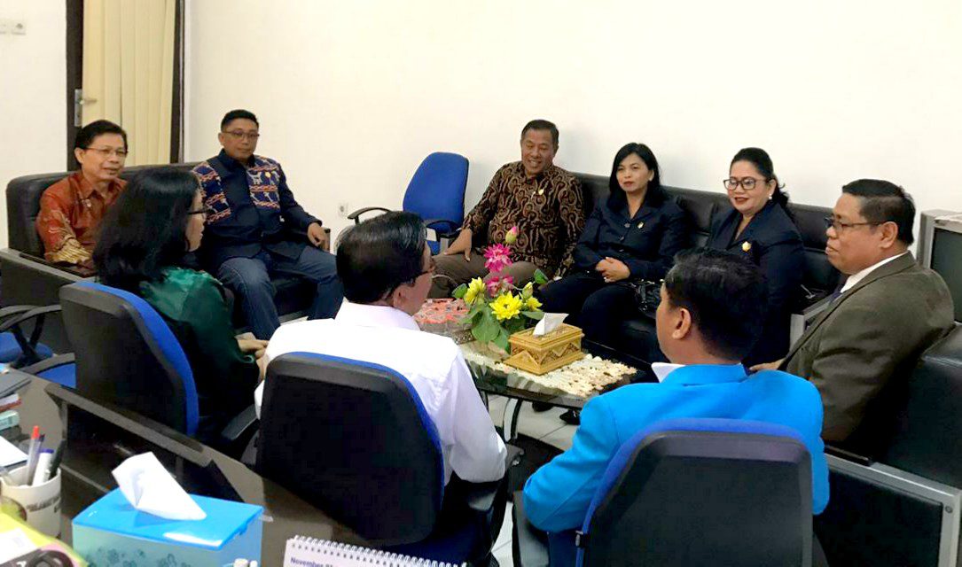 Bapemperda DPRD Tana Toraja Temui Rektor UKI Paulus Makassar 2 Bapemperda DPRD Tana Toraja Temui Rektor UKI Paulus Makassar
