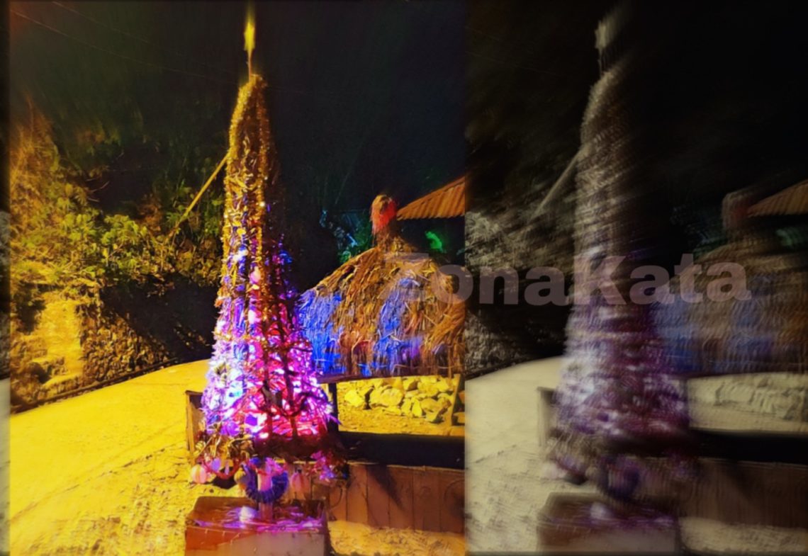 Salut, Anak Muda Batualu Buat Pohon Natal dari Barang Bekas