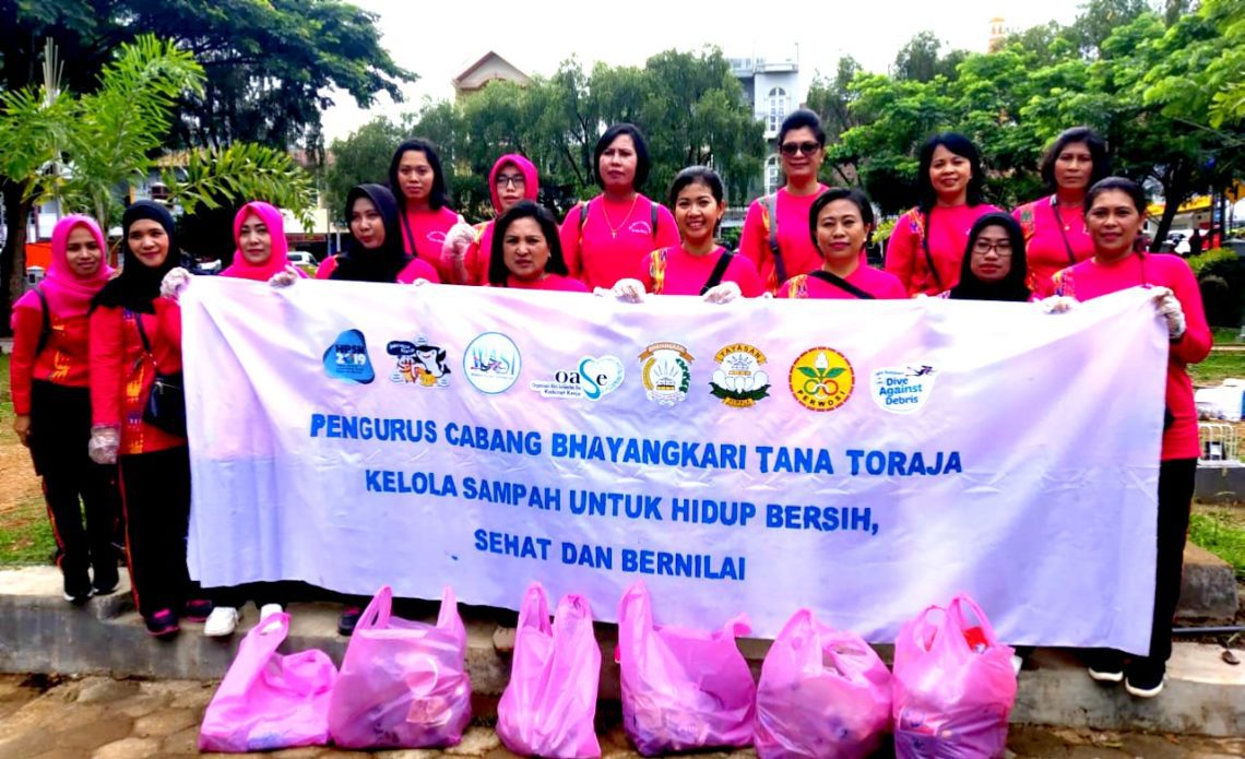 Peringati Hari Ibu, Sejumlah Organisasi Wanita di Tana Toraja Lakukan Bakti Sosial 3 Peringati Hari Ibu, Sejumlah Organisasi Wanita di Tana Toraja Lakukan Bakti Sosial